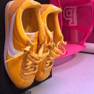 NIKE CORTEZ (WOMEN'S SIZE 7.5)